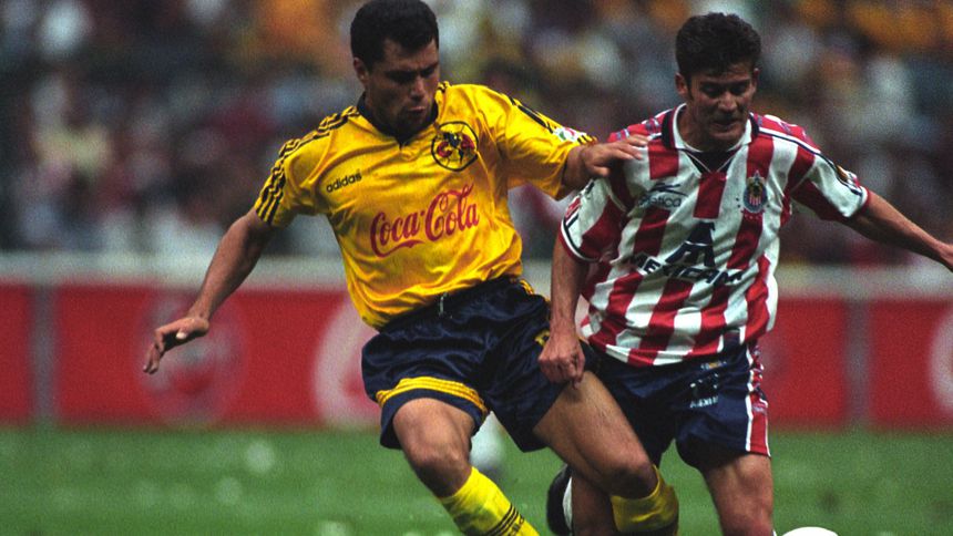 Raúl Rodrigo Lara y Ramón Ramírez se enfrentan en el Clásico Nacional del torneo Invierno 1997 | MEXSPORT