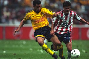 Raúl Rodrigo Lara y Ramón Ramírez se enfrentan en el Clásico Nacional del torneo Invierno 1997 | MEXSPORT