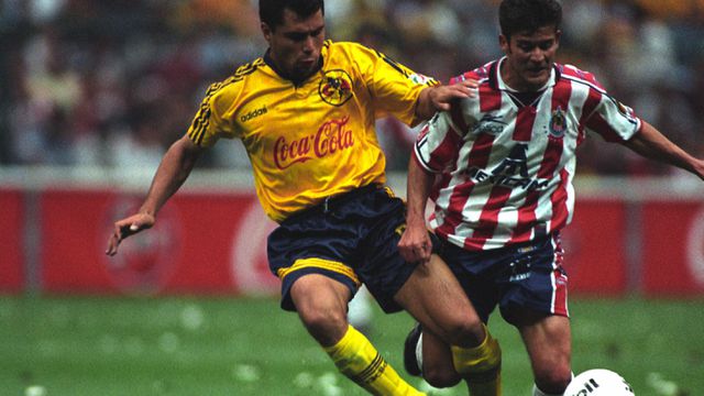 Raúl Rodrigo Lara y Ramón Ramírez se enfrentan en el Clásico Nacional del torneo Invierno 1997 | MEXSPORT