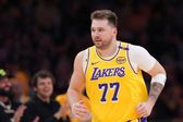 Luka Doncic 'enseña' español a sus compañeros de los Lakers con 'Debí tirar más fotos' de Bad Bunny