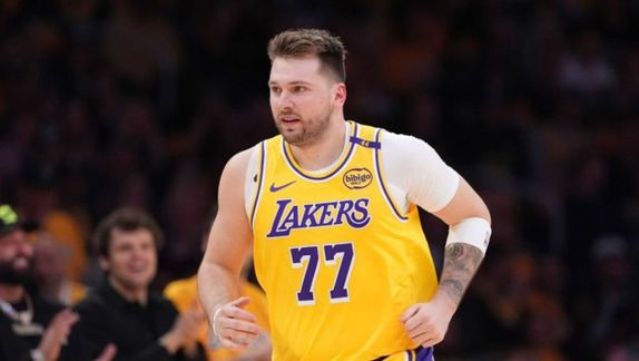 Luka Doncic 'enseña' español a sus compañeros de los Lakers con 'Debí tirar más fotos' de Bad Bunny