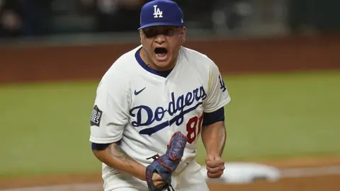 Víctor González con los Dodgers I AP