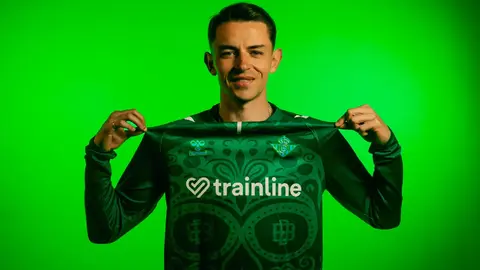 Álvaro Fidalgo con el nuevo jersey d Betis inspirado en México | X:@ RealBetis