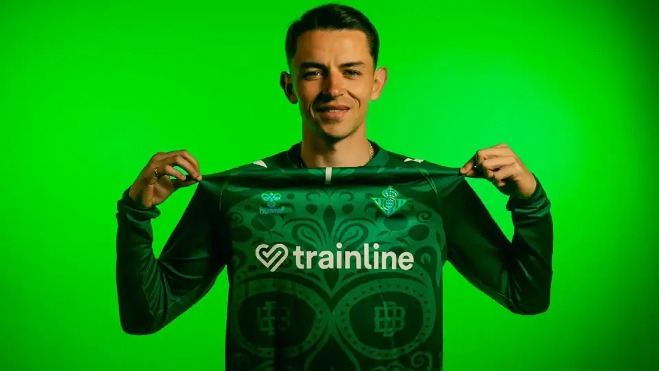 Álvaro Fidalgo con el nuevo jersey d Betis inspirado en México | X:@ RealBetis