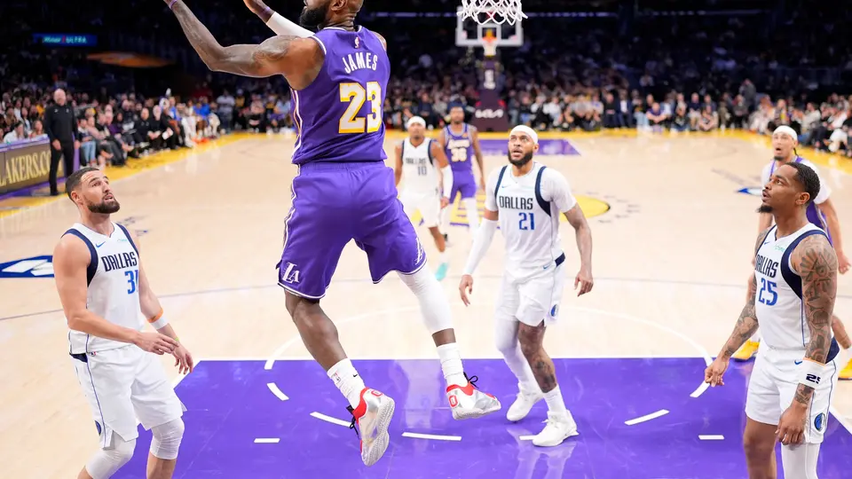 James suspendido en el aire durante el partido de Lakers | AP