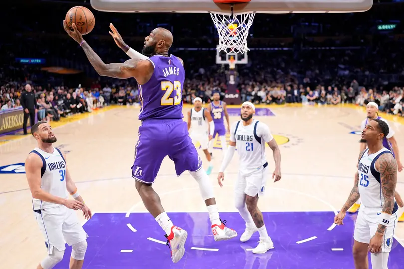James suspendido en el aire durante el partido de Lakers | AP
