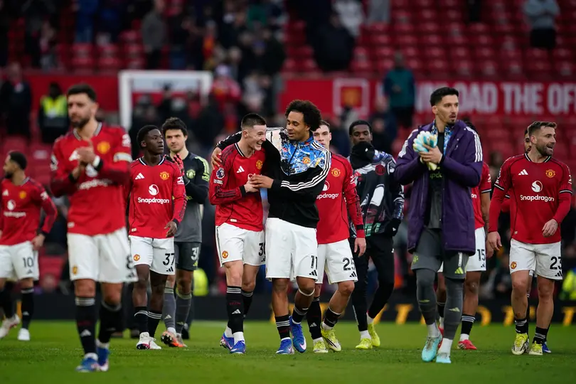 Jugadores del Manchester United reunidos tras un partido de Premier League | AP