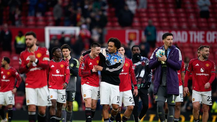 Jugadores del Manchester United reunidos tras un partido de Premier League | AP