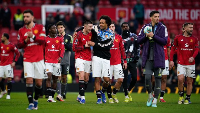 Jugadores del Manchester United reunidos tras un partido de Premier League | AP