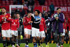 Jugadores del Manchester United reunidos tras un partido de Premier League | AP