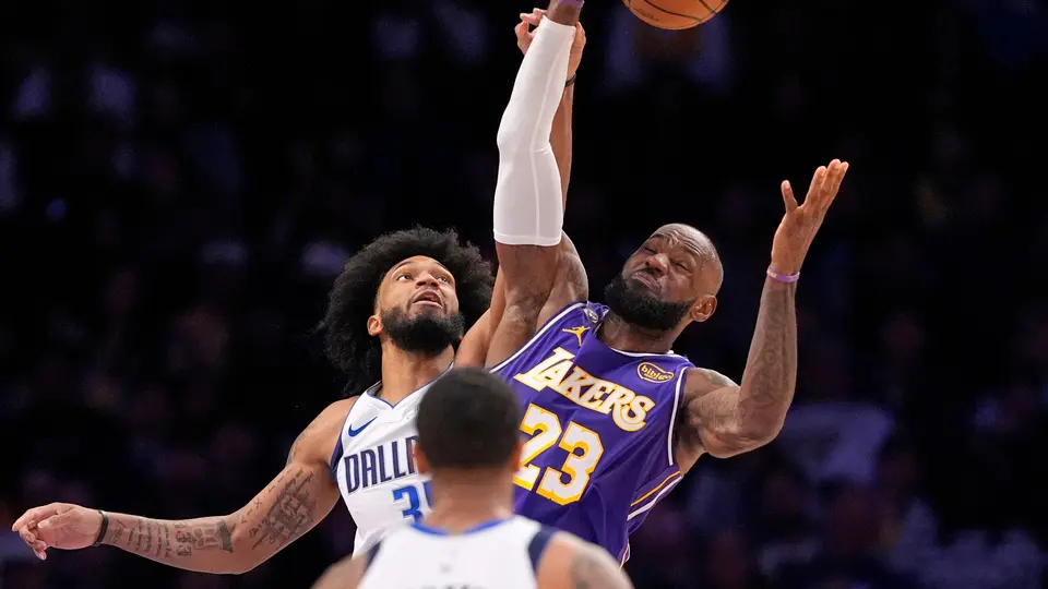 LeBron se llevó la ovación del público en el recinto | AP