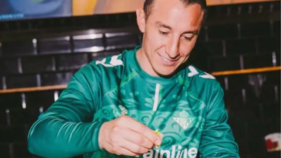 Andrés Guardado con la playera del Betis | realbetis.site