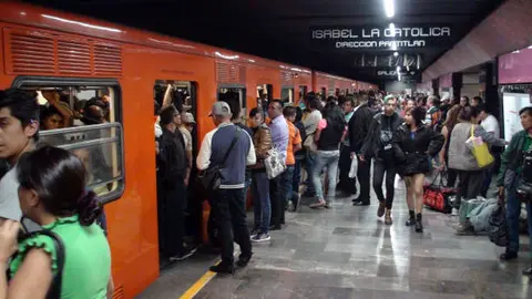 La demanda del servicio en horas pico coincide con el mayor número de peleas registradas dentro del Metro. / iStock