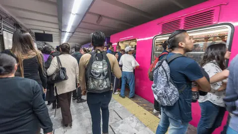 Estaciones como Hidalgo, Chabacano y Pantitlán concentran más incidentes entre pasajeros en horas de mayor afluencia. / iStock