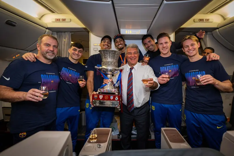 Joan Laporta con los jugadores del Barcelona y la Supercopa | X:@ JoanLaportaFCB