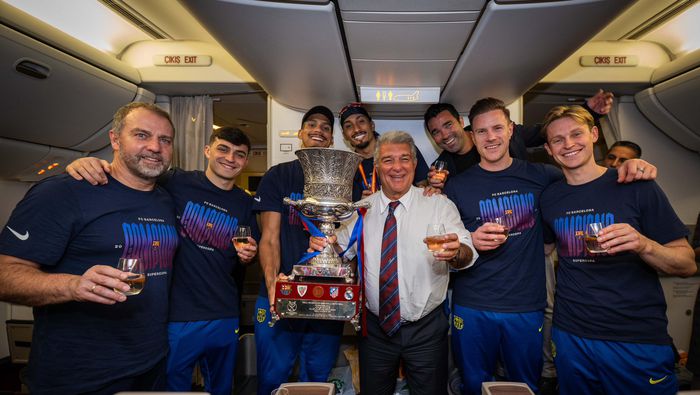 Joan Laporta con los jugadores del Barcelona y la Supercopa | X:@ JoanLaportaFCB