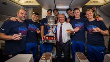 Joan Laporta con los jugadores del Barcelona y la Supercopa | X:@ JoanLaportaFCB