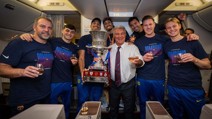 Joan Laporta con los jugadores del Barcelona y la Supercopa | X:@ JoanLaportaFCB