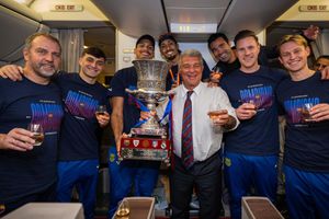 Joan Laporta con los jugadores del Barcelona y la Supercopa | X:@ JoanLaportaFCB