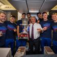 Joan Laporta con los jugadores del Barcelona y la Supercopa | X:@ JoanLaportaFCB