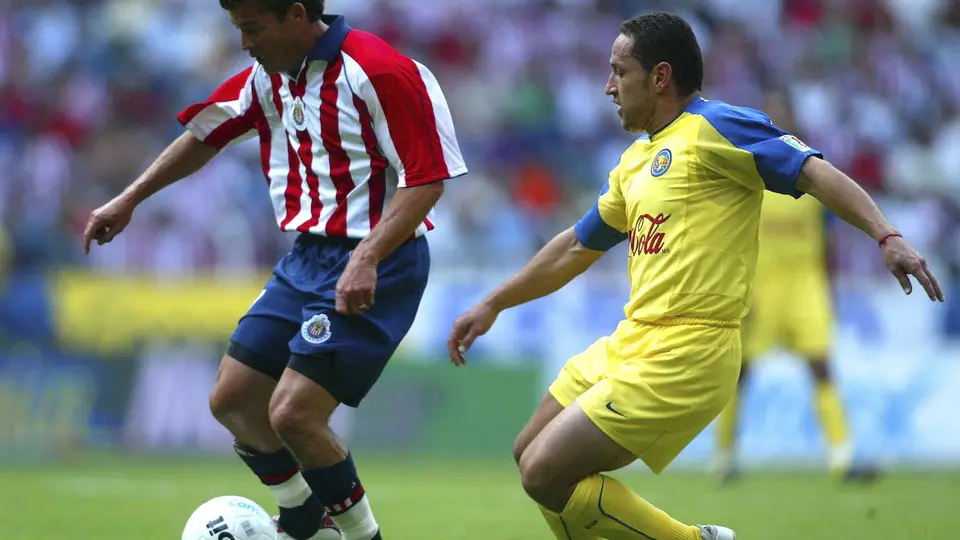 Ramón Ramírez se enfrenta a Germán Villa en un partido entre Chivas y América | MEXSPORT