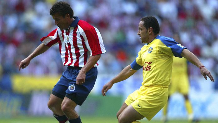 Ramón Ramírez se enfrenta a Germán Villa en un partido entre Chivas y América | MEXSPORT