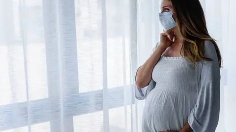 Las mujeres embarazadas no pueden vacunarse contra el sarampión por contener virus vivos atenuados. / iStock