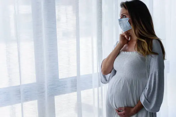 Las mujeres embarazadas no pueden vacunarse contra el sarampión por contener virus vivos atenuados. / iStock