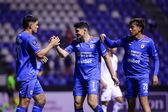 Jugadores de Cruz Azul felicitan a Nico Ibáñez por su primer gol con Cruz Azul | MEXSPORT