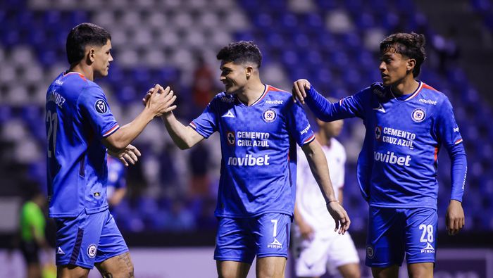 Jugadores de Cruz Azul felicitan a Nico Ibáñez por su primer gol con Cruz Azul | MEXSPORT