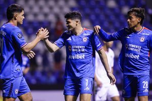 Jugadores de Cruz Azul felicitan a Nico Ibáñez por su primer gol con Cruz Azul | MEXSPORT