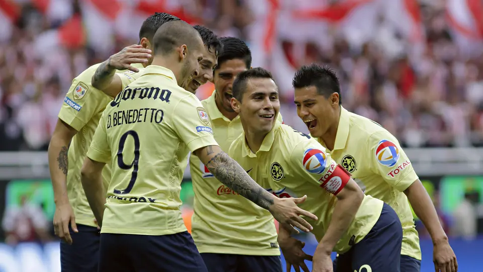 Paul Aguilar marcando gol a Chivas en 2015 I IMAGO7