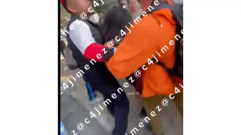 Momento en el que el padre de familia confronta al profesor educativo. / @c4jimenez