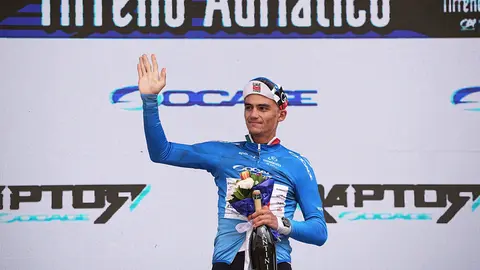 Isaac del Toro en el podio con el Maillot azul | AP