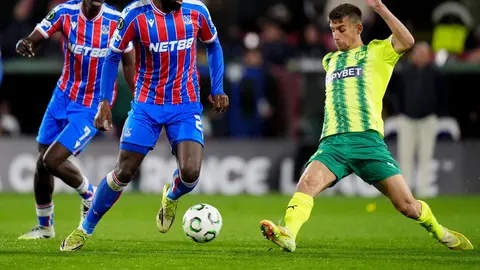 Evann Guessand, del Crystal Palace, y Pere Pons, del AEK Larnaca, disputan el balón durante el partido de ida de los octavos de final de la Conference League | AP