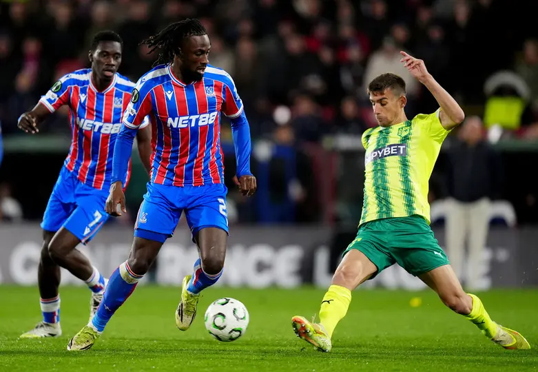 Evann Guessand, del Crystal Palace, y Pere Pons, del AEK Larnaca, disputan el balón durante el partido de ida de los octavos de final de la Conference League | AP