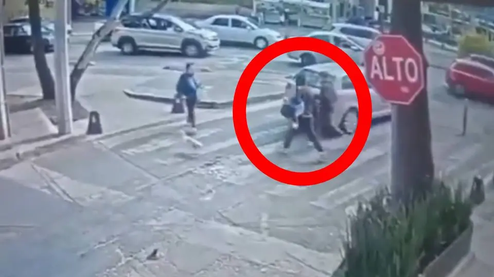 Los presuntos ladrones huyeron a pie y luego se fueron en motocicletas/X: @lasillarota