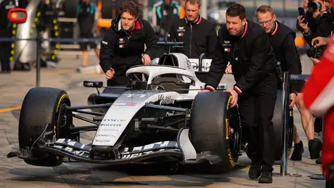 Cadillac MAC-26 de Checo Pérez tras presentar un problema en el motor | AP