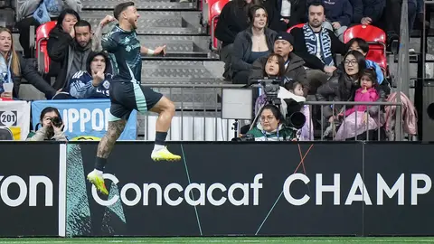 Paul Arriola celebra su segundo gol ante Whitecaps l AP