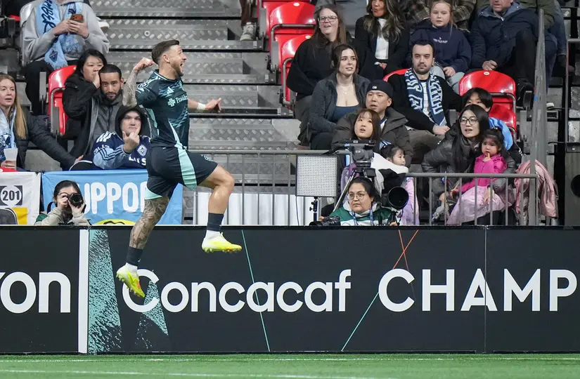 Paul Arriola celebra su segundo gol ante Whitecaps l AP