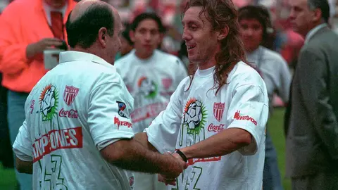 Álex Aguinaga y Manuel Lapuente con Necaxa | MEXSPORT