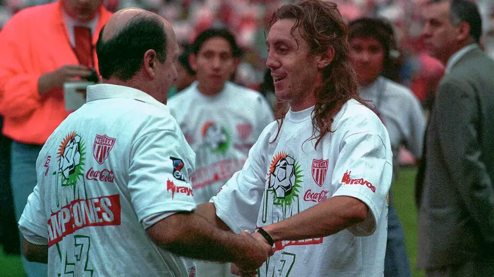 Álex Aguinaga y Manuel Lapuente con Necaxa | MEXSPORT