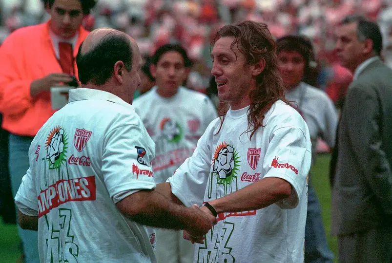 Álex Aguinaga y Manuel Lapuente con Necaxa | MEXSPORT