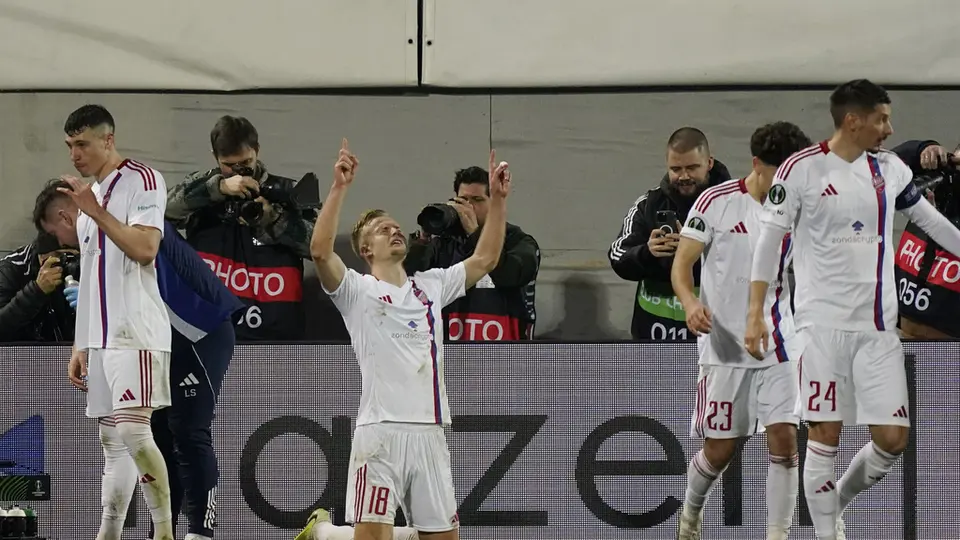 Jonatan Braut Brunes, de Rakow, celebra tras anotar a Fiorentina en la Conference League | AP