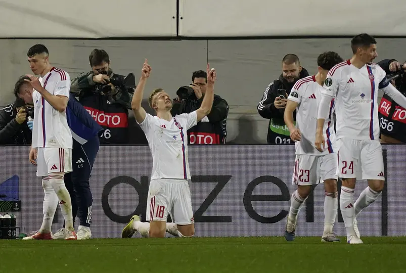 Jonatan Braut Brunes, de Rakow, celebra tras anotar a Fiorentina en la Conference League | AP
