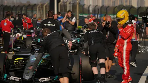 Equipo de Mercedes tras la Q1 | AP