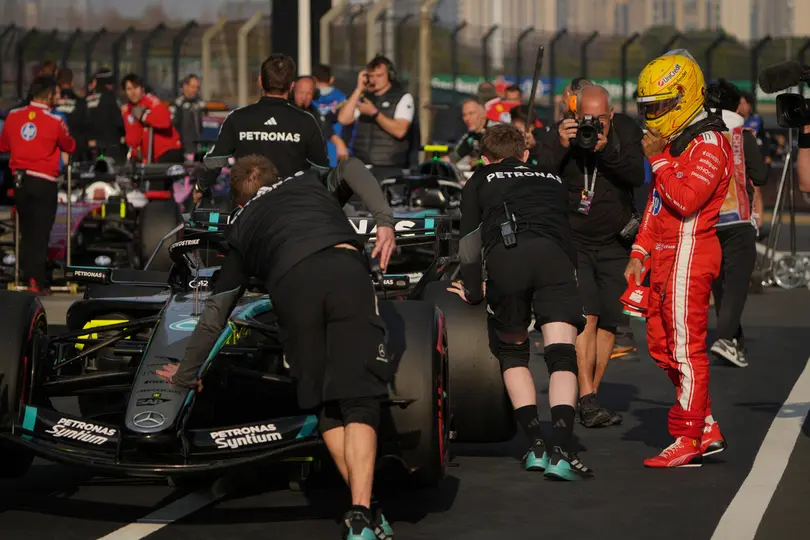 Equipo de Mercedes tras la Q1 | AP