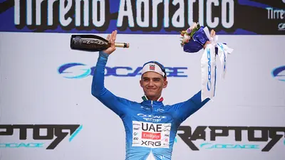 Con remontada incluida, Isaac del Toro gana Etapa 6 de la Tirreno-Adriático 2026 y se aferra como líder