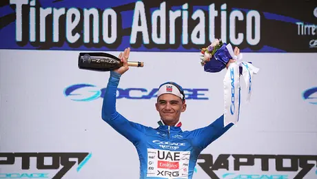 Con remontada incluida, Isaac del Toro gana Etapa 6 de la Tirreno-Adriático 2026 y se aferra como líder