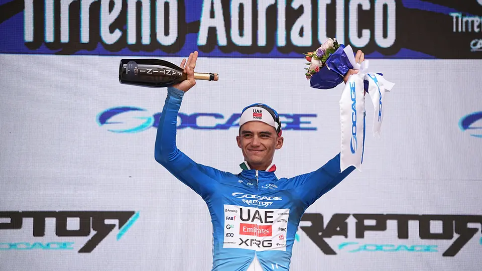 Isaac del Toro en el podio durante el Tirreno-Adriático 2026 | AP
